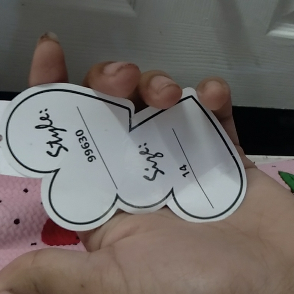 A kids dress - Picture 2 of 3